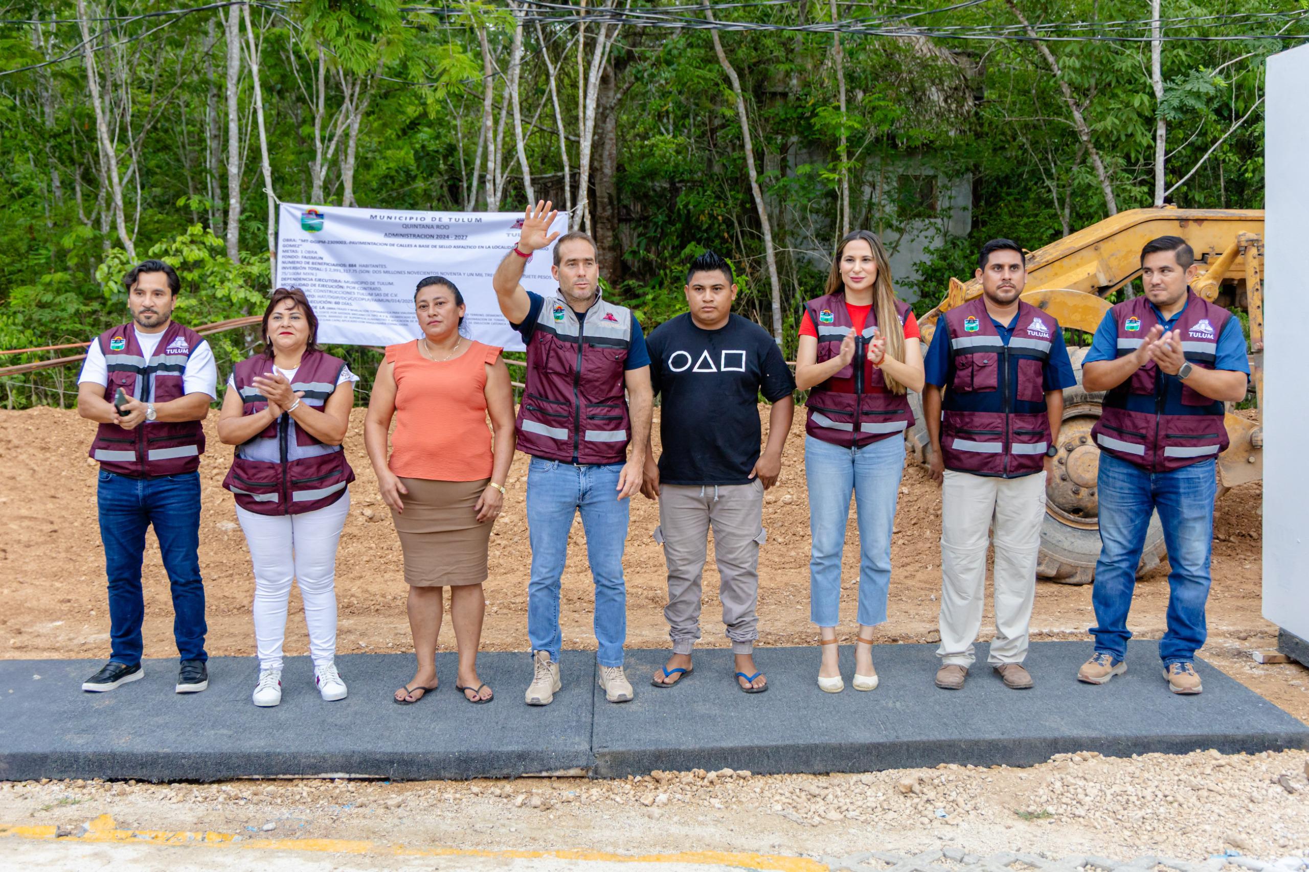 Diego Castañón inaugurando la obra de pavimentación para la transformación de Tulum.