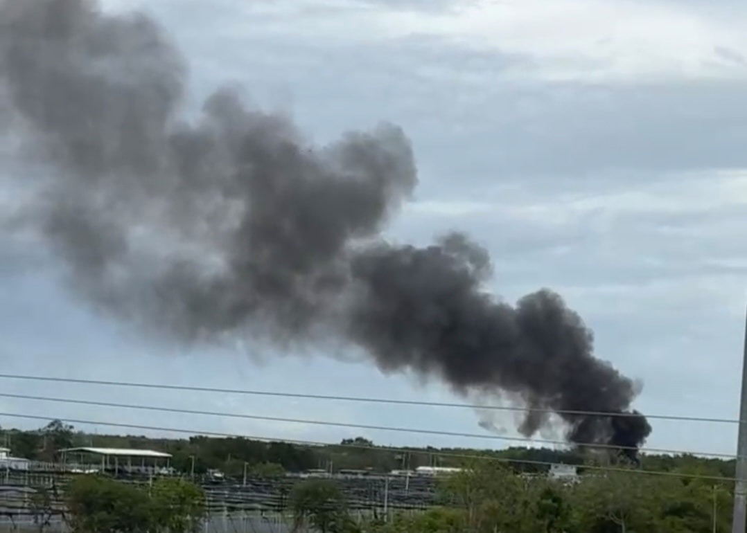 Columna de humo tras explosión en zona del Tren Maya.