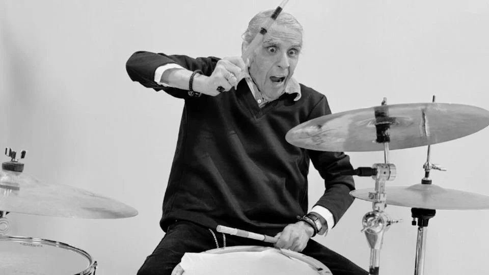 Rafael Acosta Córdova tocando en el escenario, un ícono del rock & roll.