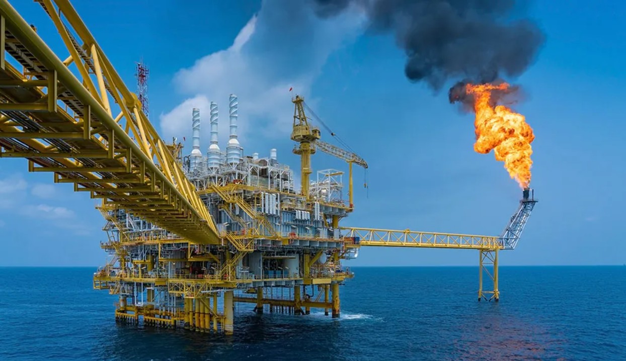 México lidera caída en producción petrolera.