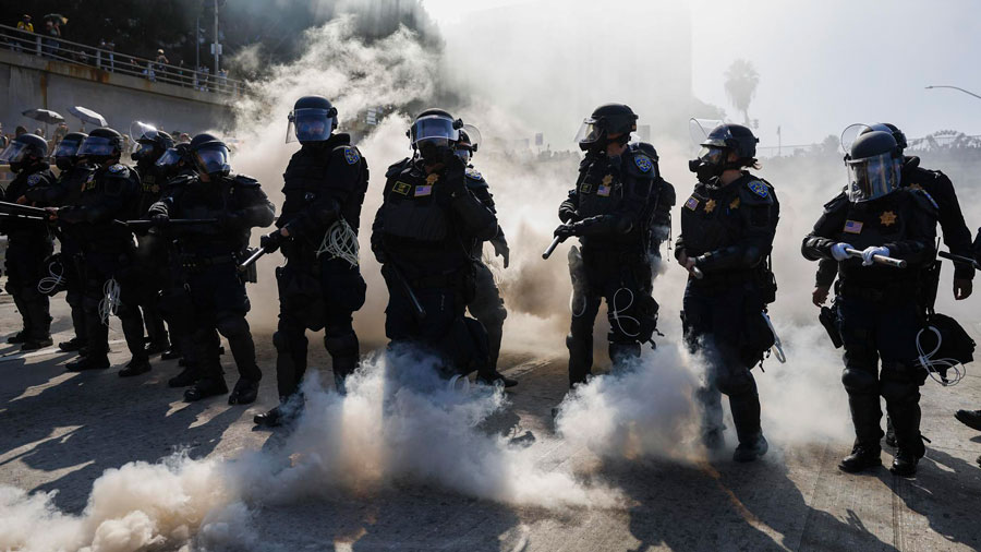 Trump reacciona con puño duro ante protestas.