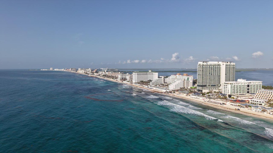 Cancún lidera Latinoamérica con 16 certificaciones de playas (7 Blue Flag, 7 Playa Platino, 2 Bandera Blanca), destacando su calidad y sostenibilidad.