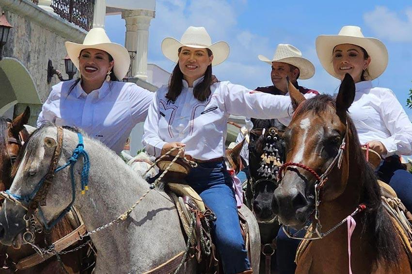 Dos caballos colapsados por golpe de calor durante la cabalgata en Playa del Carmen, una escena de maltrato.