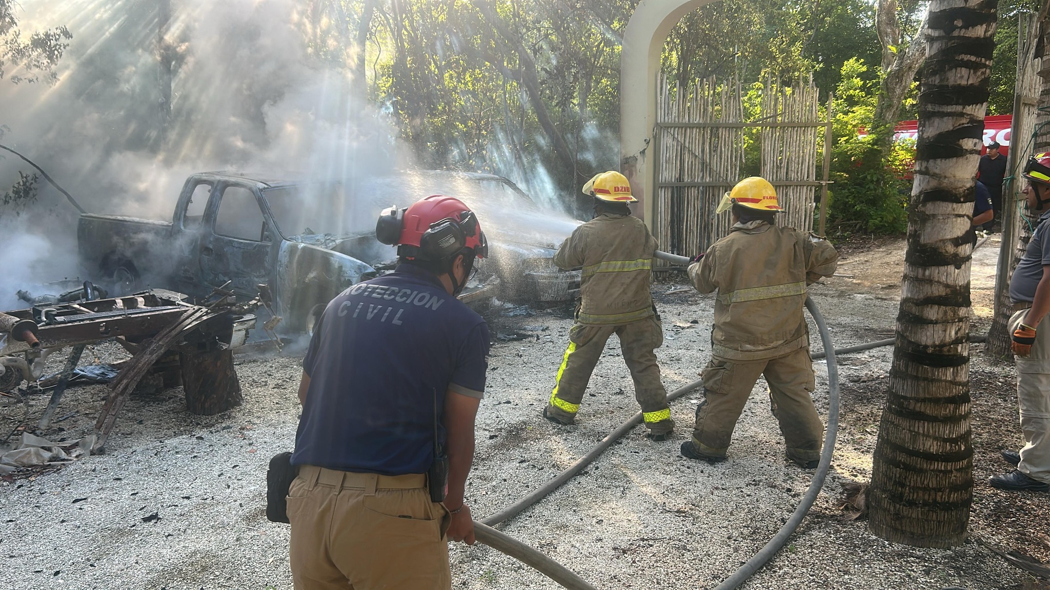 Camionetas calcinadas tras el incendio en Cenote Dos Ojos, una lección de prevención de incendios.