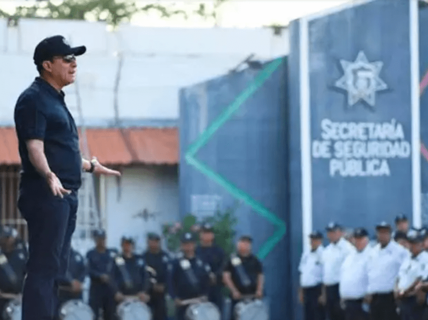 Policías formados en la explanada de la SSP de Acapulco para el examen antidoping.