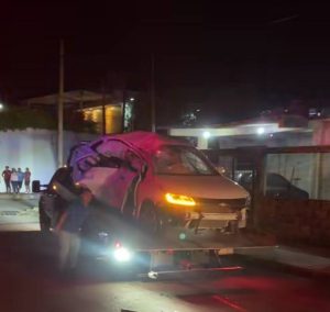 Vehículo completamente destrozado en la Avenida Sicilia, Chetumal, tras el impacto.