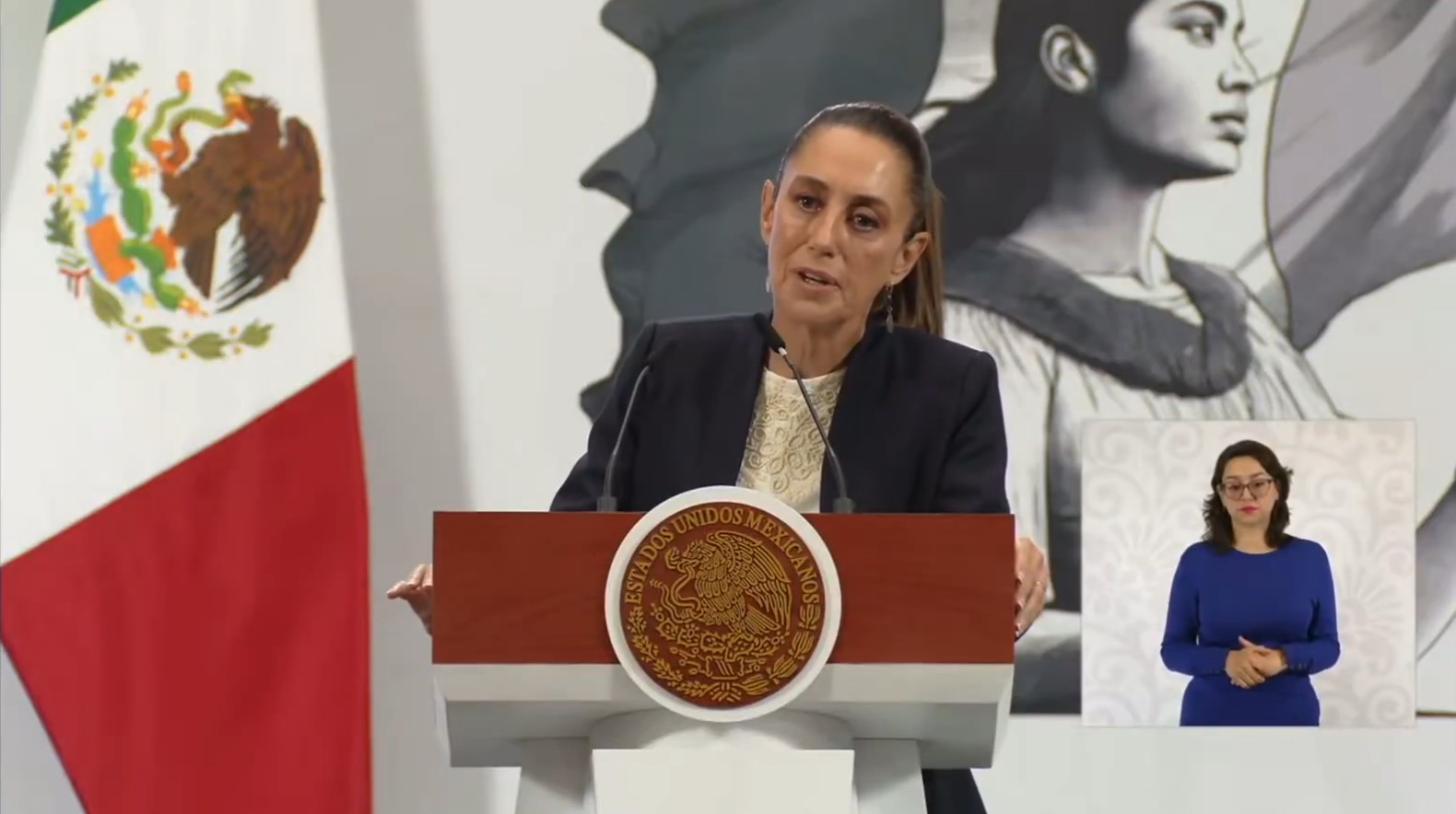 La presidenta Claudia Sheinbaum en su conferencia matutina, abordando temas de política exterior y seguridad.