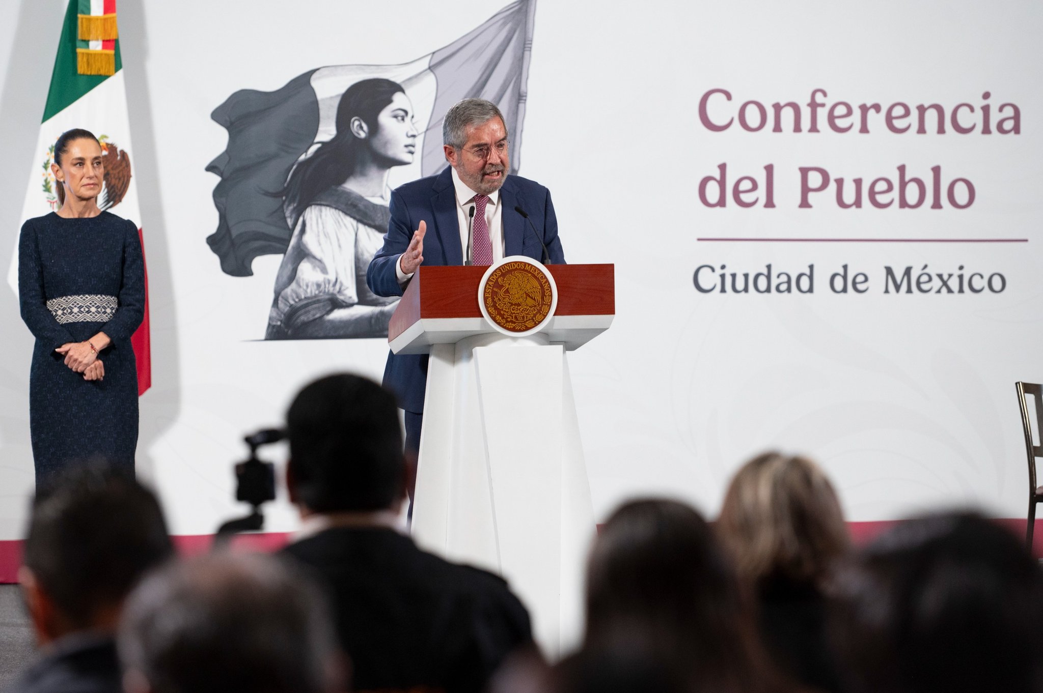 Juan Ramón de la Fuente durante la conferencia de prensa.