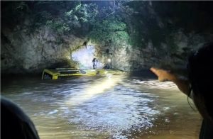 Accidente en Guerrero: Imagen del autobús accidentado en el río.