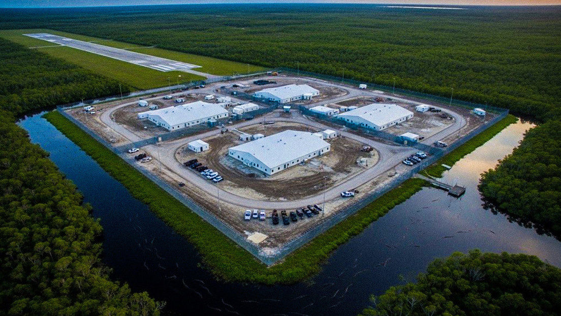 Trump y DeSantis inauguran Alligator Alcatraz, un polémico centro de detención en Florida.