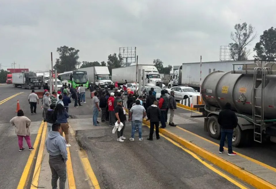Transportistas bloqueando la autopista en Edomex.