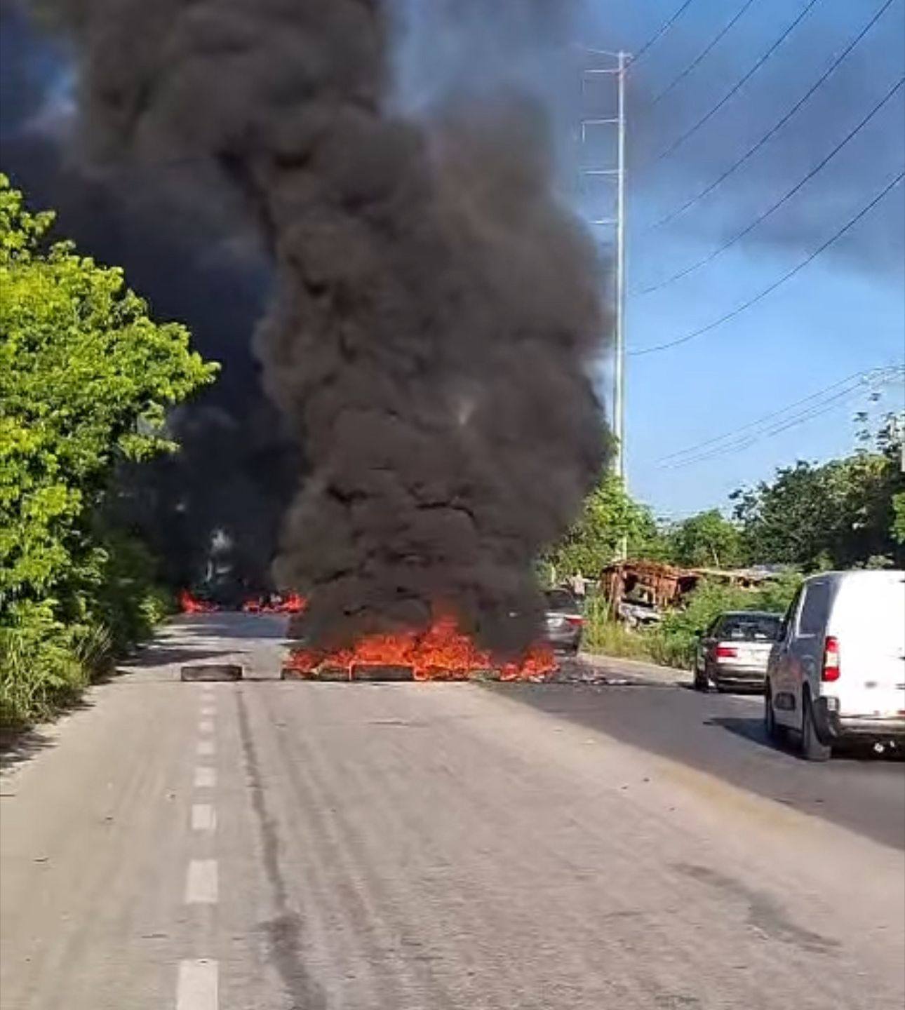 Habitantes de "Tren Maya" bloqueando la carretera con llantas encendidas.