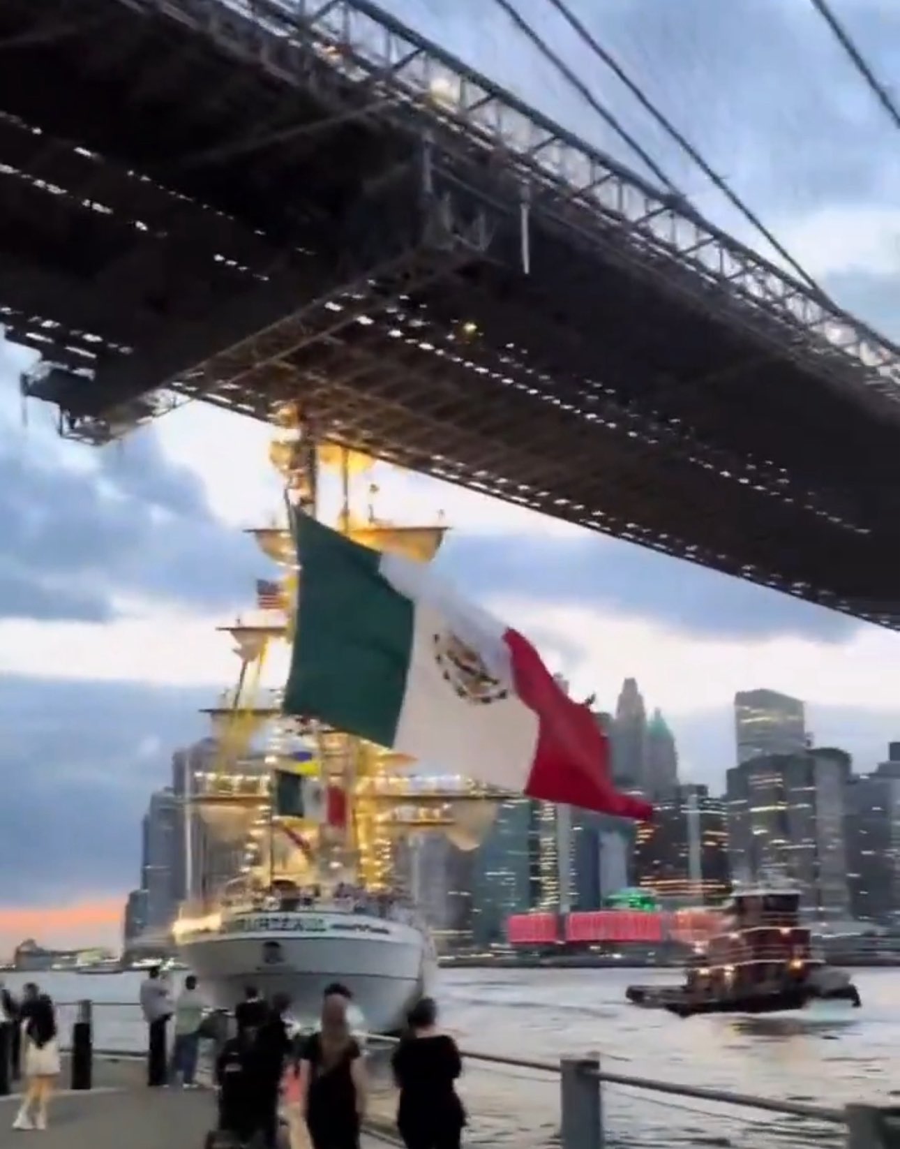 El buque Cuauhtémoc tras el choque con el puente de Brooklyn.