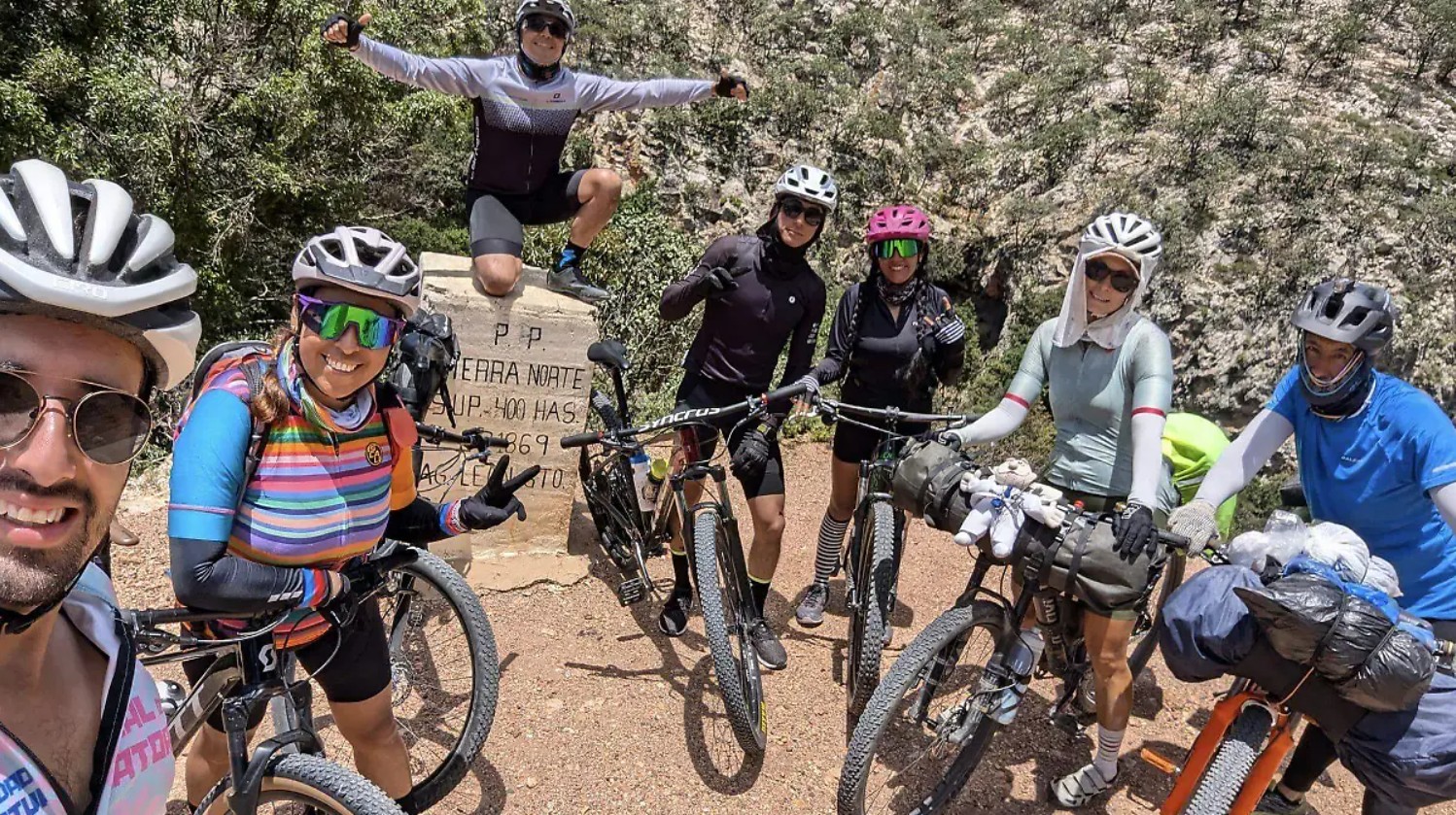 Ciclistas en la ceremonia de inicio en Piedras Negras.