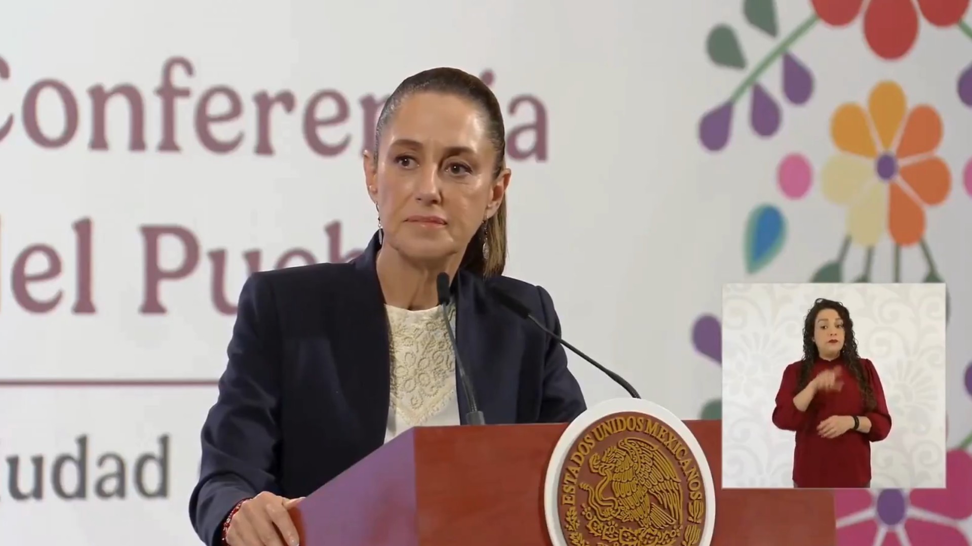 La presidenta Claudia Sheinbaum sonríe durante su conferencia matutina, celebrando las cifras económicas.