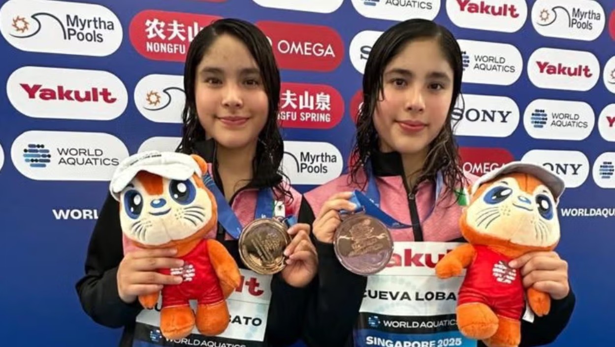 Las gemelas Andrea y Fernanda García celebran su histórica medalla de bronce.