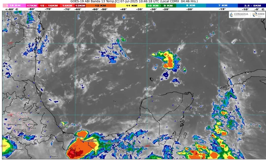 Vista panorámica de la costa de Quintana Roo con cielos nublados.