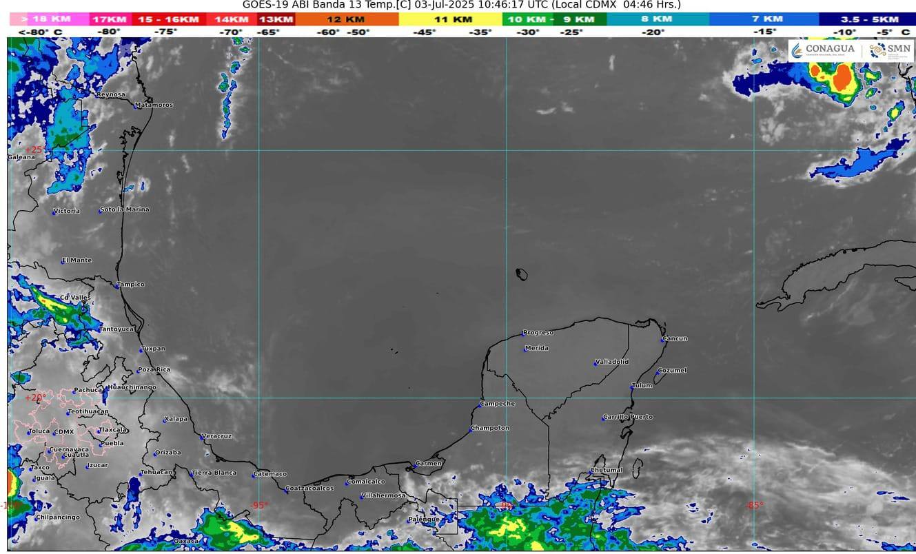Nubes de tormenta se forman sobre la costa de Cancún durante la tarde.