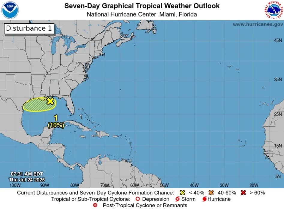 Vista panorámica de la costa de Quintana Roo antes de una tormenta.