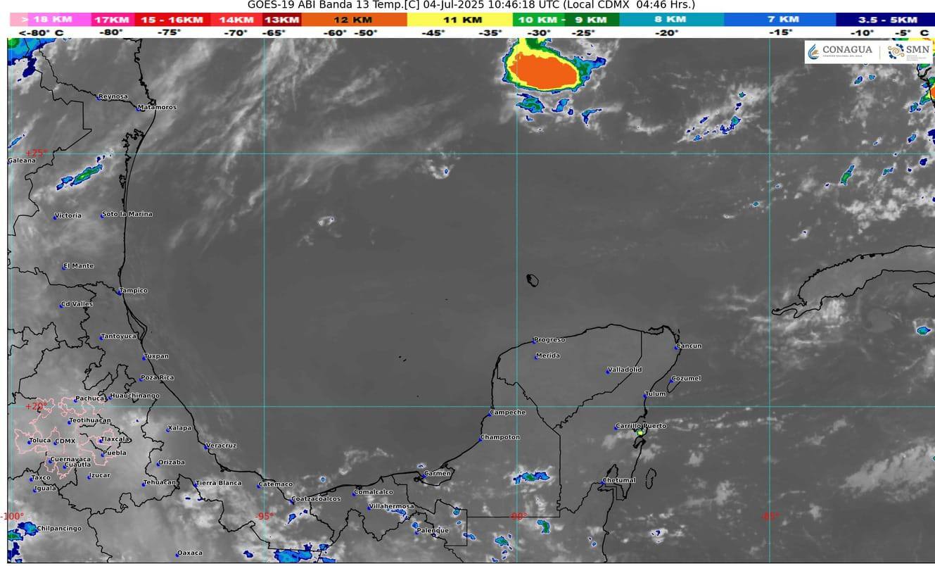 Imagen de la Playa en Quintana Roo: Vista panorámica de la costa de Quintana Roo bajo un cielo parcialmente nublado.