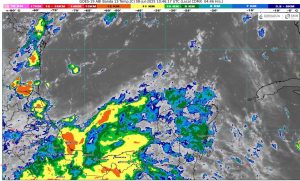 Vista panorámica de la costa de Quintana Roo bajo cielo nublado.