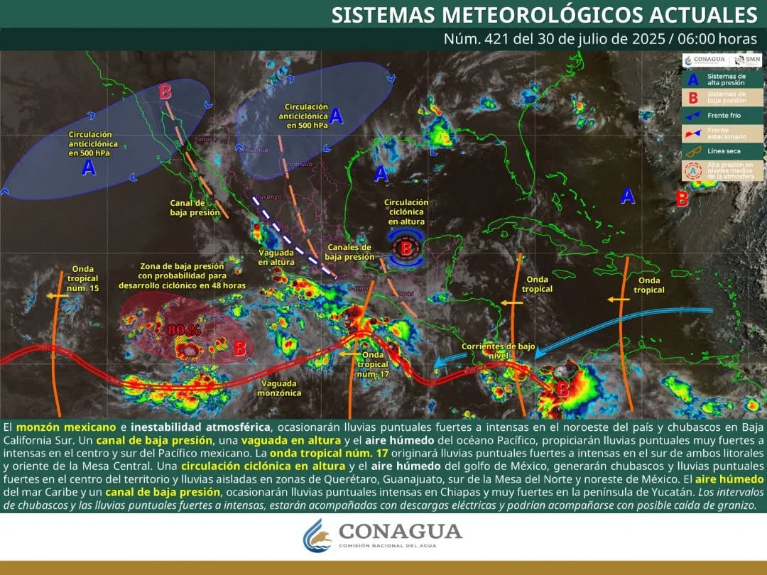 Nublados densos cubren el cielo de Cancún, anunciando la llegada de lluvias intensas.