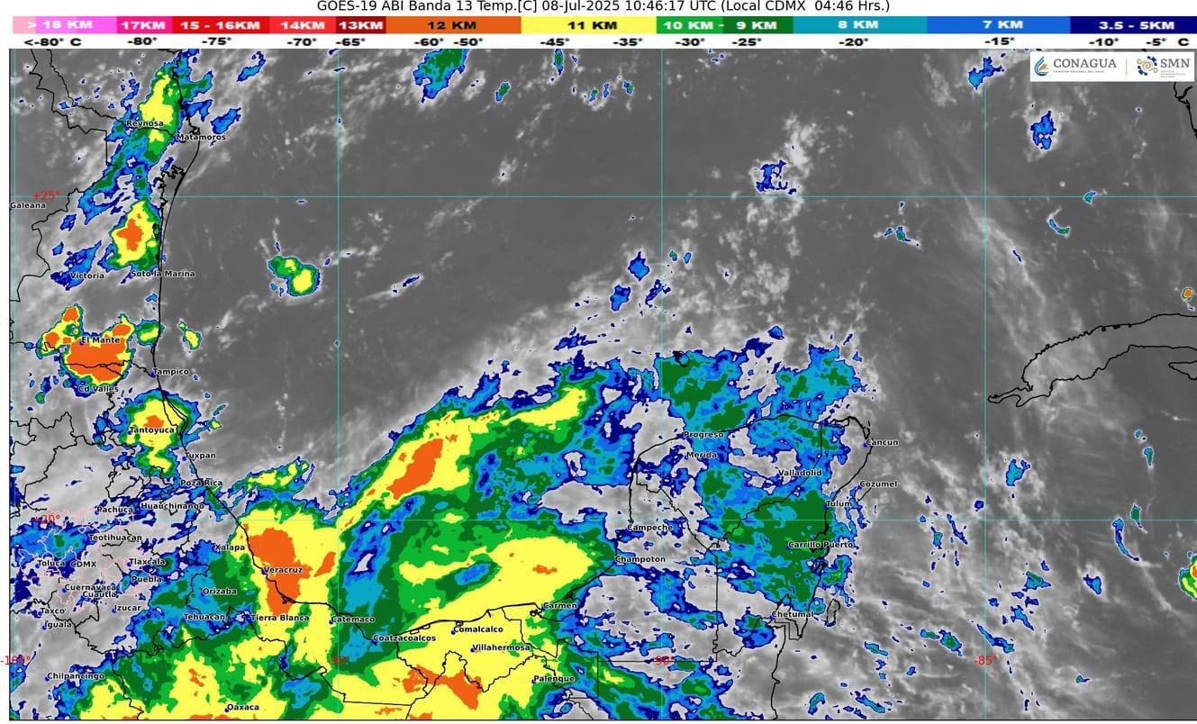 Vista panorámica de la costa de Quintana Roo bajo cielo nublado.