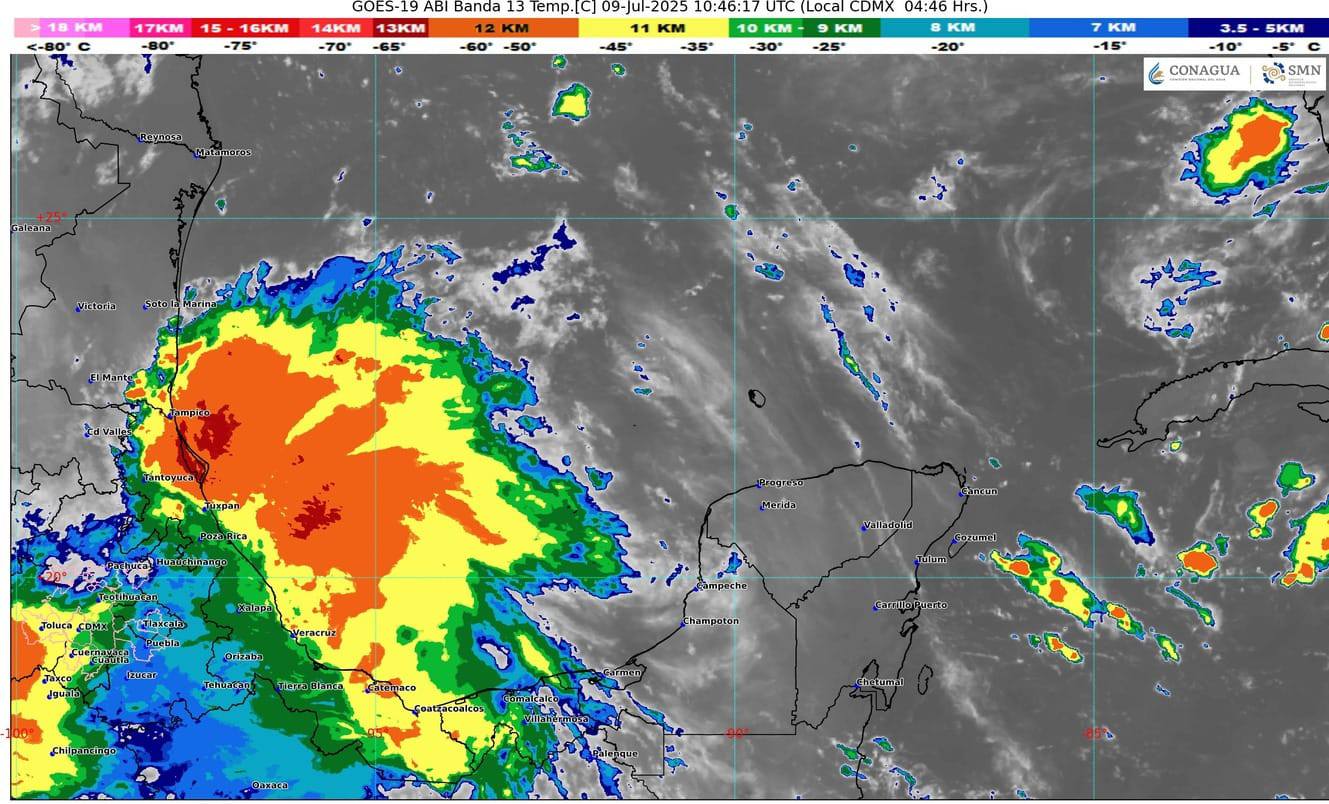 "Cielo parcialmente nublado en la costa de Quintana Roo."