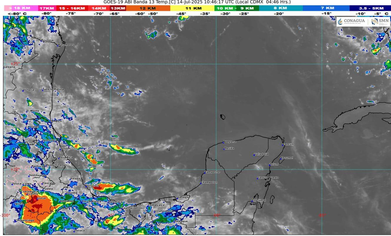 Vista panorámica de la costa de Quintana Roo en un día nublado.