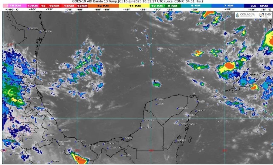 Vista de cielo nublado en la costa de Quintana Roo.