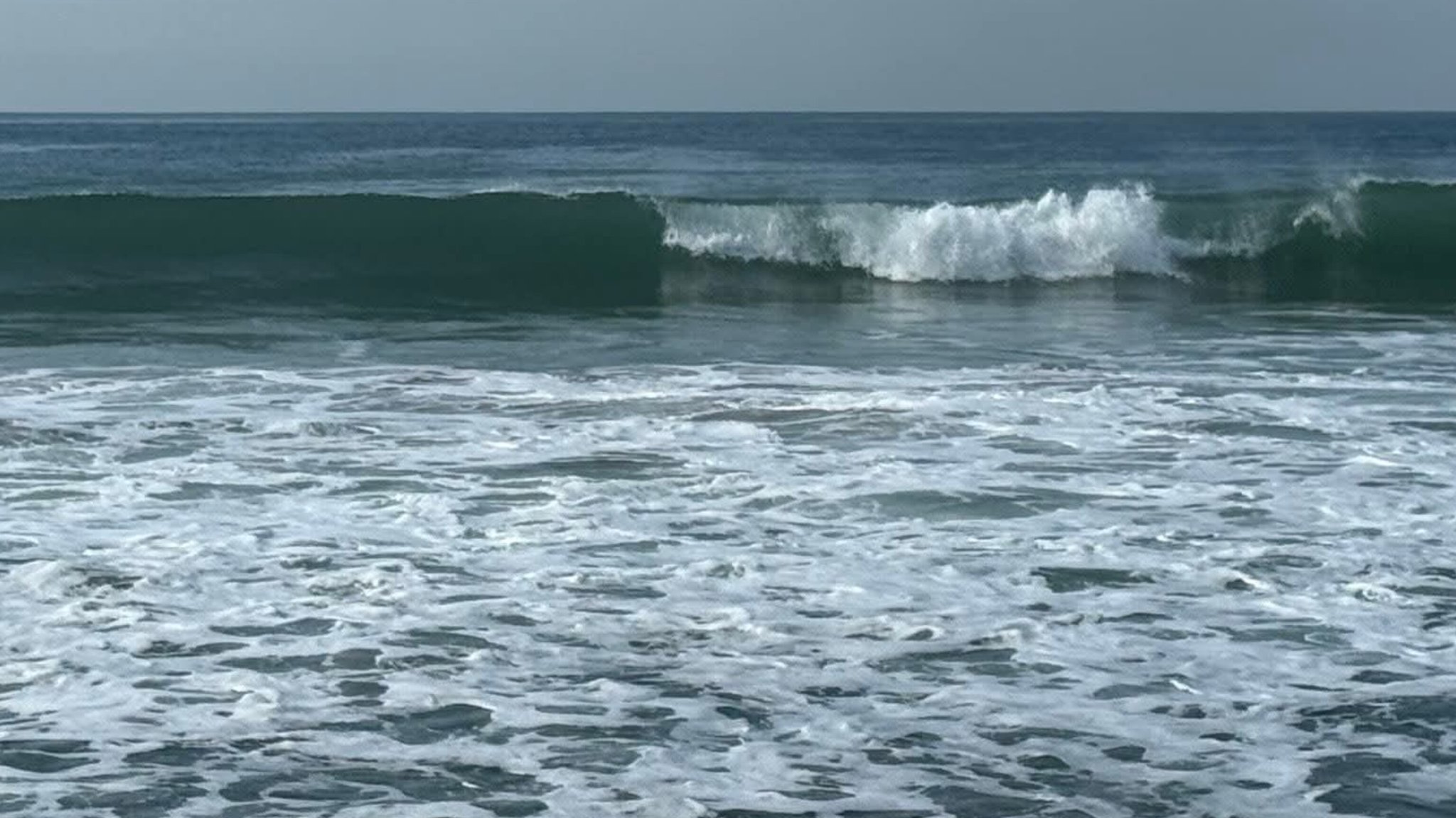 Olas inusuales rompen en una playa de Colima, señal de las variaciones marinas.