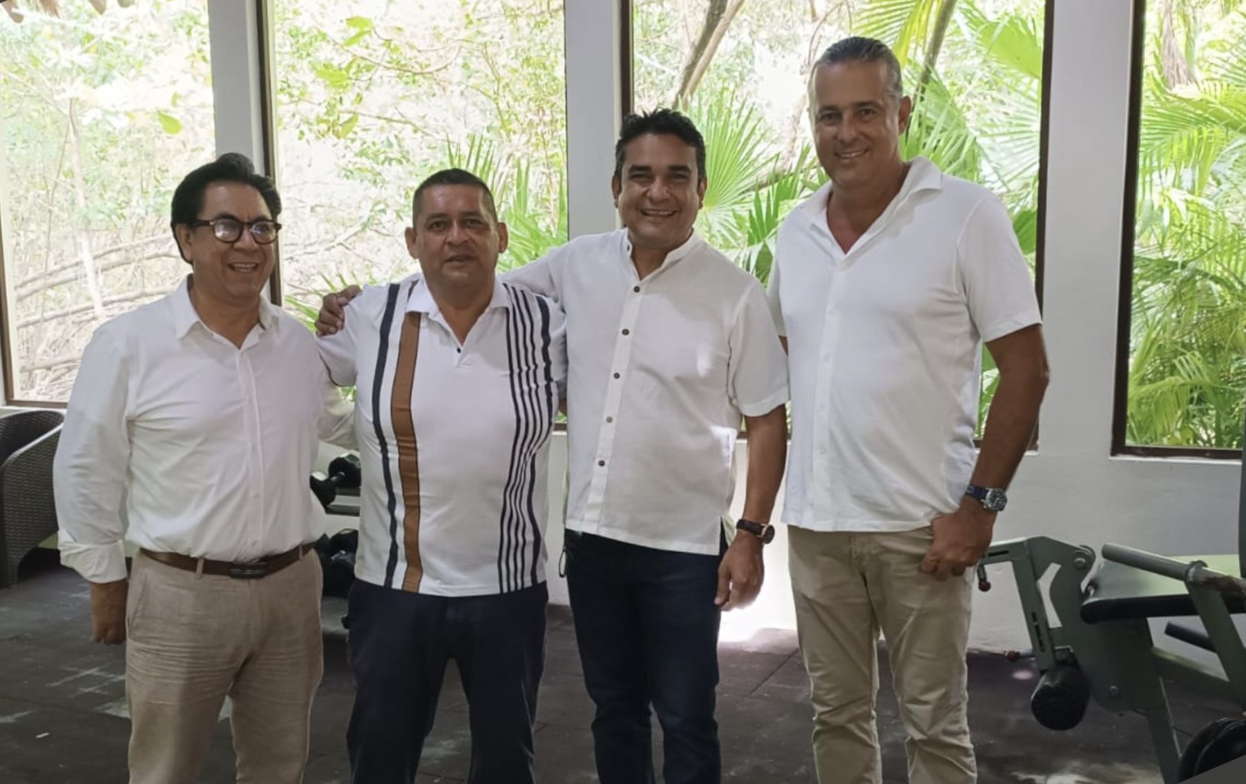 Miembros del Sindicato de Taxistas de Tulum Tiburones del Caribe recibiendo los equipos de gimnasio.