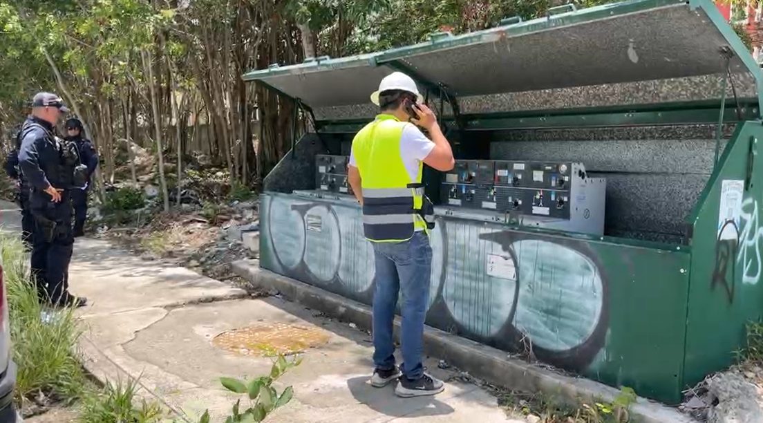 Dos presuntos trabajadores ebrios de la CFE, uniformados, siendo detenidos por agentes municipales en Cancún.
