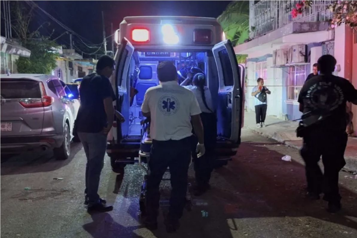 Dos policías de Cancún fueron separados por presuntas omisiones en su actuación policial tras ataque armado que hirió a bebé de 10 meses y mató a su padre.