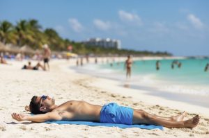 Playas de Cancún bajo alerta UV. Altos niveles de radiación UV en Cancún amenazan la salud, urgiendo protección solar con FPS 50+.