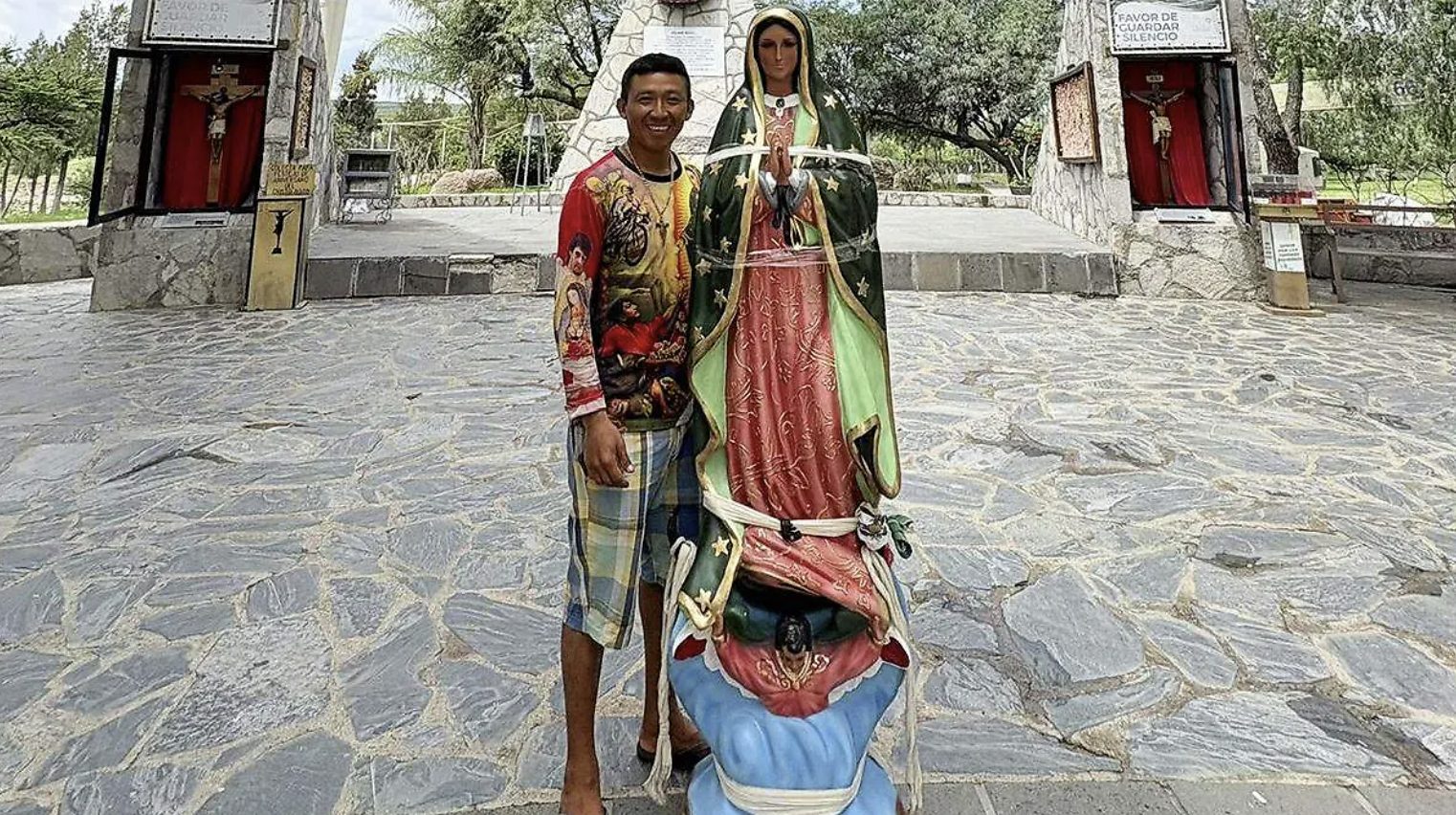Santiago Caamal Beh, peregrino quintanarroense, con la figura de la virgen de Guadalupe