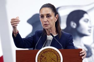 La construcción militar en Bacalar cuenta con aval ambiental y legal, asegura Sheinbaum, pese a críticas ambientalistas.