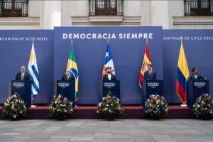 "Jefes de Estado se reúnen en Santiago para formar la alianza por la democracia."