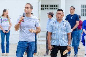 Diego Castañón Trejo en su visita a Chanchen Palmar.