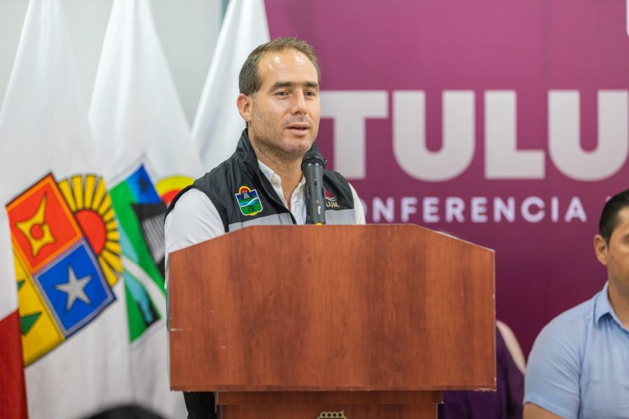 Diego Castañón Trejo encabeza conferencia semanal ante medios en Tulum.