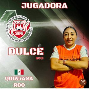 Dulce Och en acción durante un partido de fútbol.