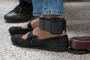 Un migrante en la frontera, donde la tecnología GPS podría cambiar su futuro.