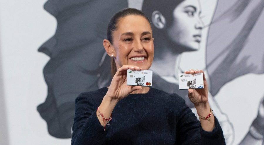 Presentación de la tarjeta FINABIEN en conferencia de prensa.