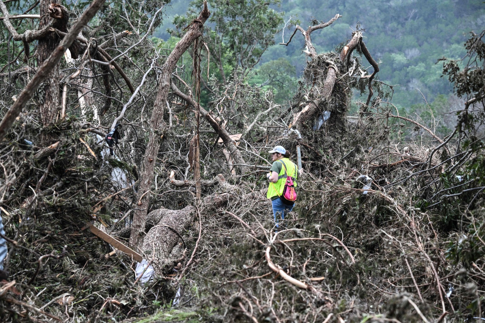 Rescatistas buscan a niños desaparecidos tras las inundaciones en Texas.