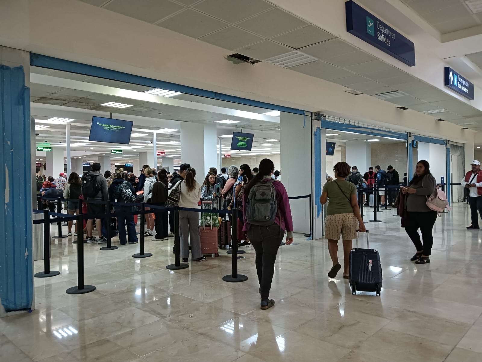 El Aeropuerto Internacional de Cancún reportó 12 demoras en vuelos de JetBlue (seis llegadas, seis salidas) este martes 15 de julio, debido a fuertes tormentas e inundaciones en el noreste de Estados Unidos.