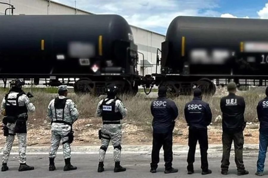 Carrotanques asegurados durante el operativo en Coahuila.