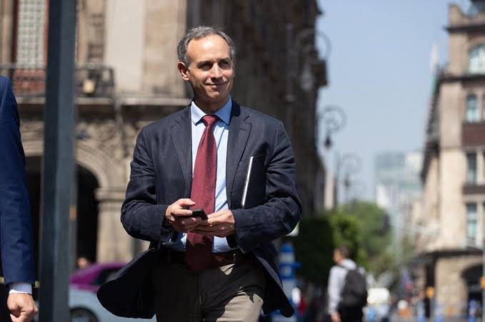 Claudia Sheinbaum defiende a Hugo López-Gatell en conferencia.