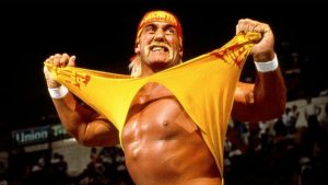 Hulk Hogan, vistiendo sus icónicos colores amarillo y rojo, dominó el cuadrilátero y las pantallas de televisión.