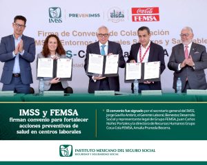 Los directivos del IMSS y Coca-Cola FEMSA firman el convenio de colaboración para la salud laboral.