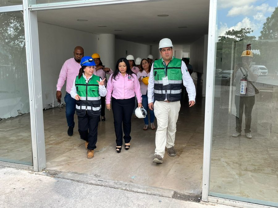 Doctor Javier Naranjo supervisando la obra en el HGR No. 17.